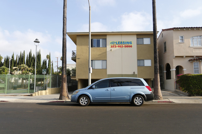 5923 Carlton Way in Los Angeles, CA - Foto de edificio - Building Photo