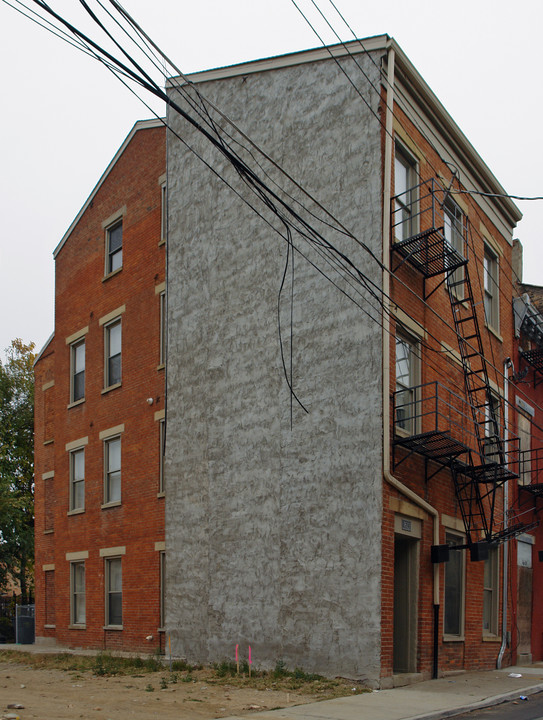 1613 Hughes St in Cincinnati, OH - Building Photo