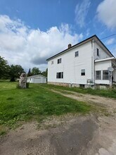 W6895 Main St, Unit Upper 4 Bed in Van Dyne, WI - Foto de edificio - Building Photo