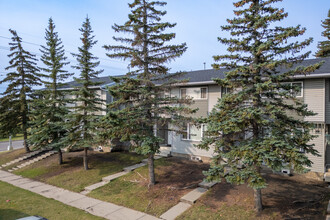 300-390 Falconridge Cres NE in Calgary, AB - Building Photo - Building Photo