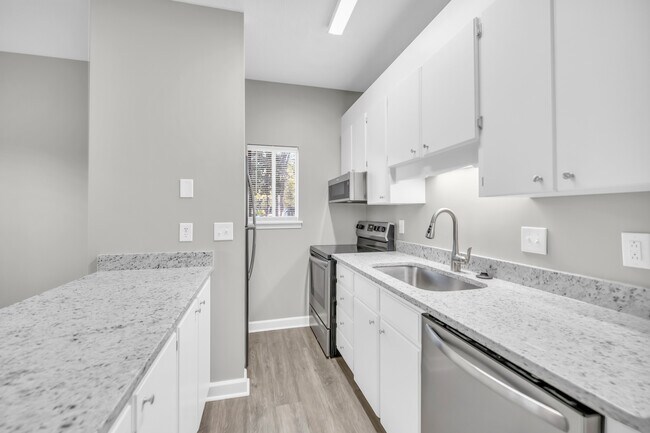 Lander Place Apartments- 611 Highland Park Dr in Greenwood, SC - Building Photo - Building Photo