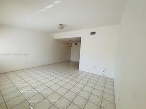 6992 NW 166 Terrace in Miami Lakes, FL - Building Photo - Building Photo