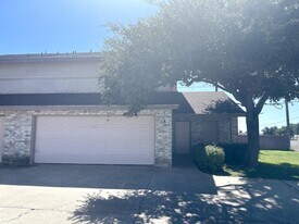 8801 McPherson Rd in Laredo, TX - Building Photo