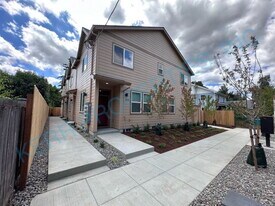 8556 SE Lafayette St in Portland, OR - Building Photo