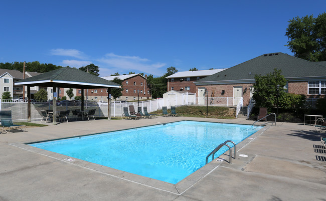 Oxford Hills Apartments in Taylor Mill, KY - Foto de edificio - Building Photo