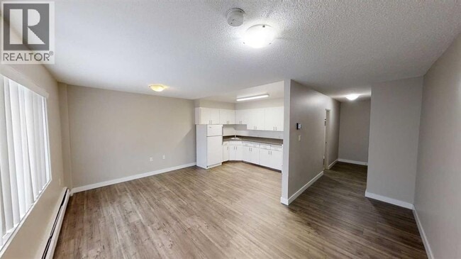 9926-9105 105 Ave in Grande Prairie, AB - Building Photo - Building Photo