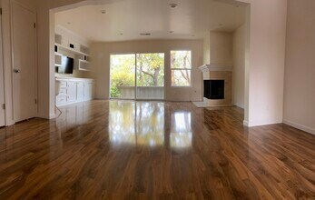 5 Oak Crest Ct in Novato, CA - Foto de edificio - Building Photo