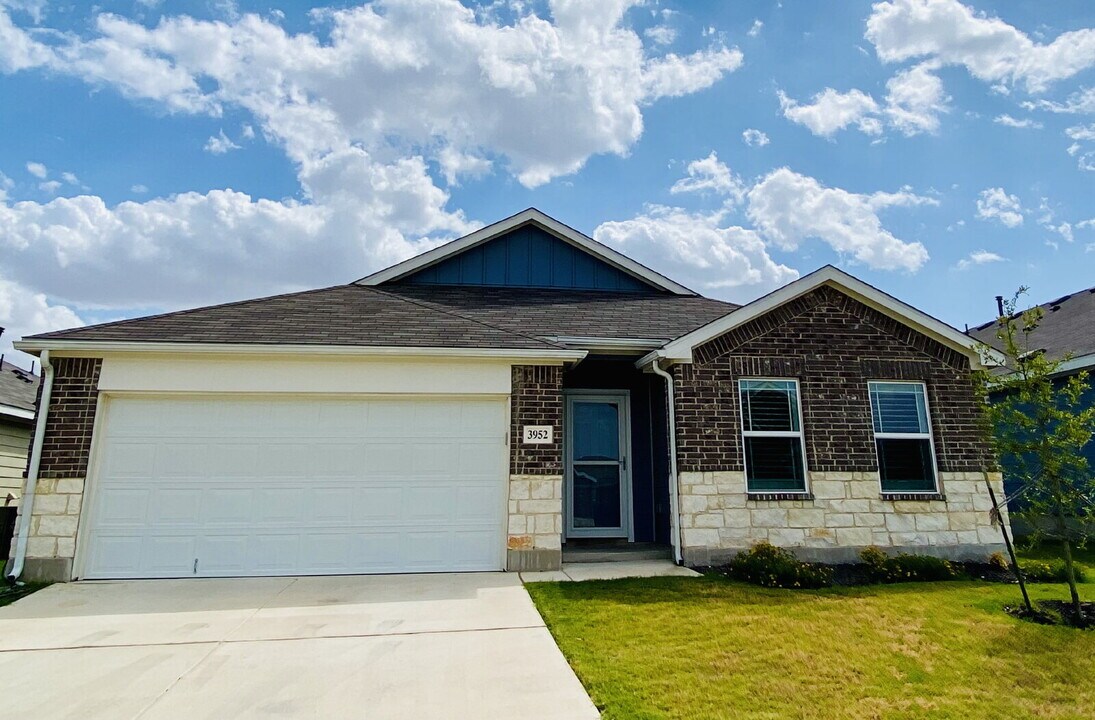 3952 Legend Meadows in New Braunfels, TX - Building Photo