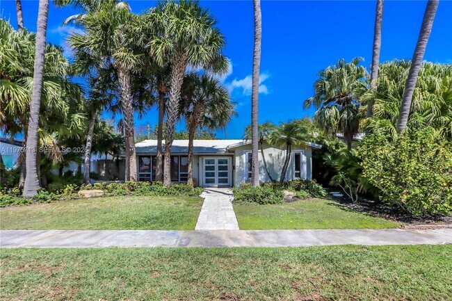 747 N North Lake Dr in Hollywood, FL - Building Photo - Building Photo