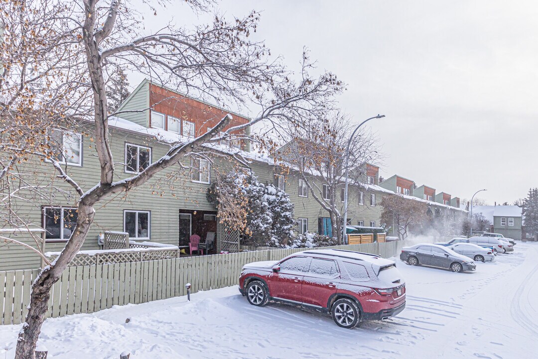 5339 Hill View Cres NW in Edmonton, AB - Building Photo