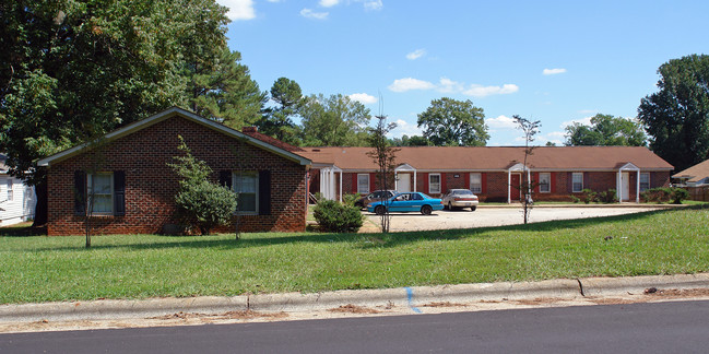 2821 Club Plaza Rd in Raleigh, NC - Foto de edificio - Building Photo