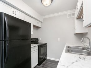 Bear Garden Apartments in Springfield, MO - Building Photo - Building Photo