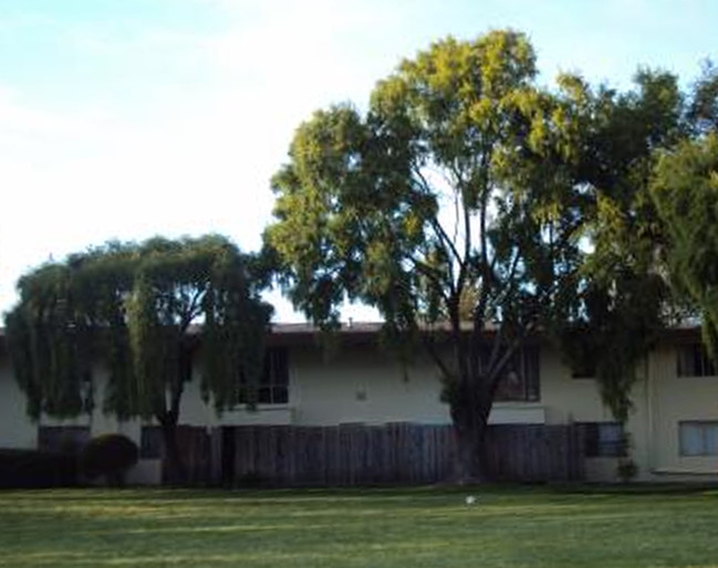 Westwood Garden Apartments in Arcata, CA - Foto de edificio - Building Photo