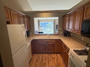 550 Pewaukee Rd, Unit F in Pewaukee, WI - Building Photo - Building Photo