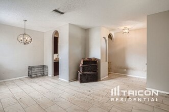 906 Grand Canyon Dr in Valrico, FL - Building Photo - Building Photo