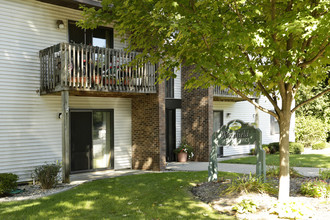 Woodfield Apartment Homes in Paw Paw, MI - Foto de edificio - Building Photo