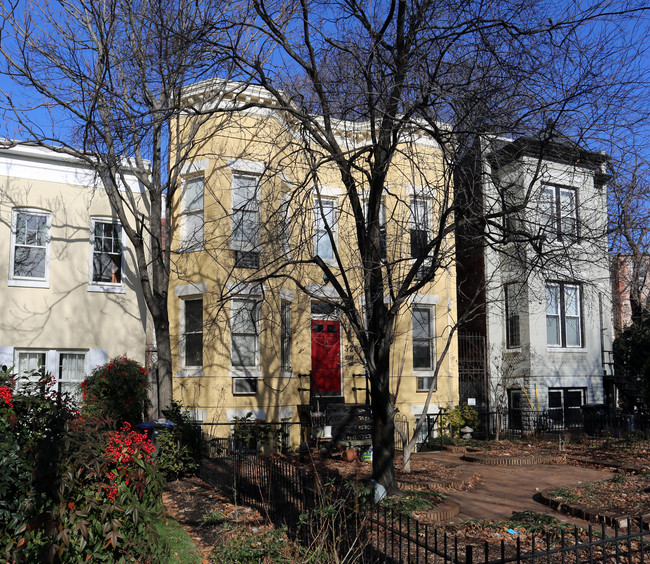 326 N Carolina Ave SE in Washington, DC - Foto de edificio - Building Photo