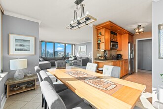 1560 N Sandburg Terrace in Chicago, IL - Foto de edificio - Building Photo