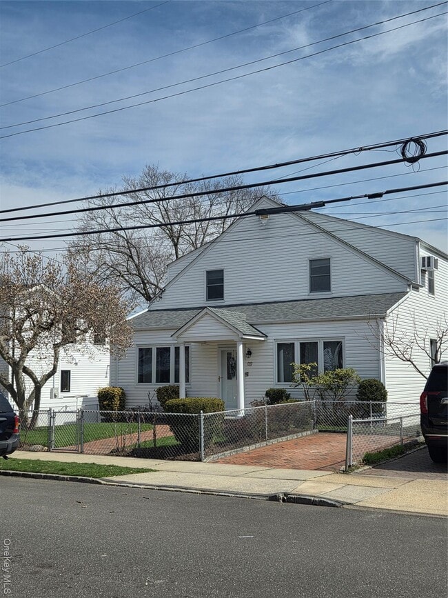 58 Juniper Rd in Port Washington, NY - Building Photo - Building Photo