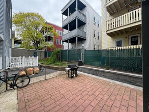 33 Magnus Ave, Unit #3 in Somerville, MA - Building Photo - Building Photo