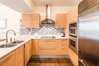 218 SE 14th St, Unit 1006 in Miami, FL - Building Photo - Building Photo