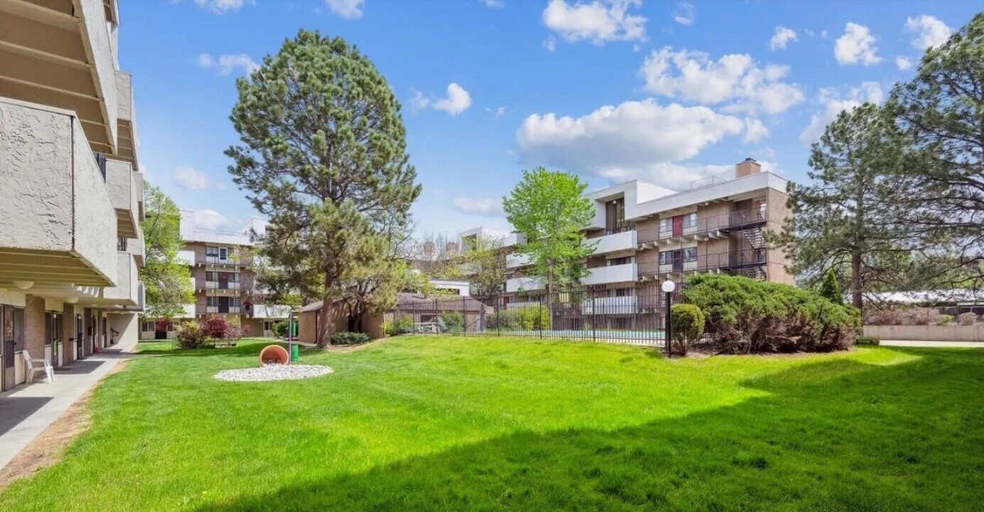384 S Ironton St in Aurora, CO - Building Photo