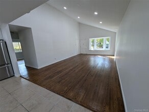 144 Sequoia Dr in Coram, NY - Foto de edificio - Building Photo