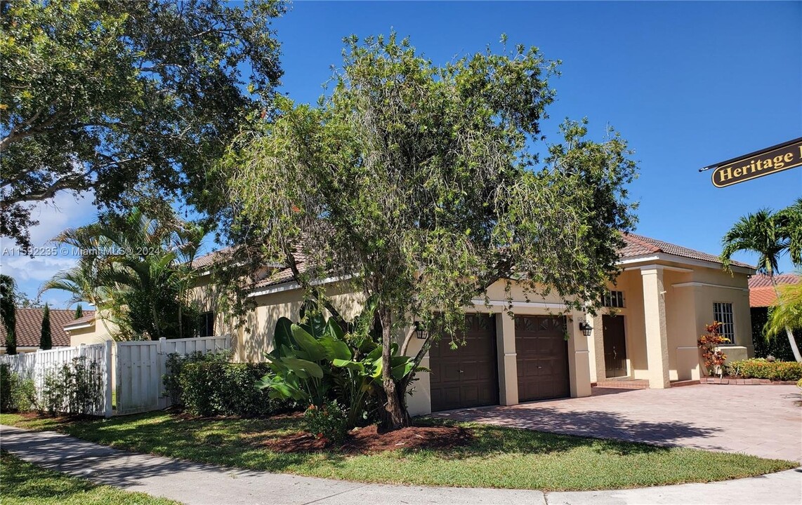 829 Heritage Dr in Weston, FL - Building Photo