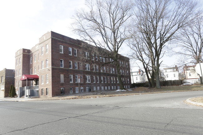 411 Myrtle Avenue in Irvington, NJ - Foto de edificio - Building Photo