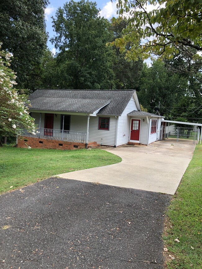 property at 826 Hillcroft Pl