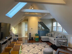 4 Sycamore Ln in West Hartford, CT - Building Photo - Building Photo