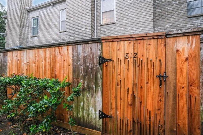 4001 Tanglewilde St in Houston, TX - Building Photo - Building Photo
