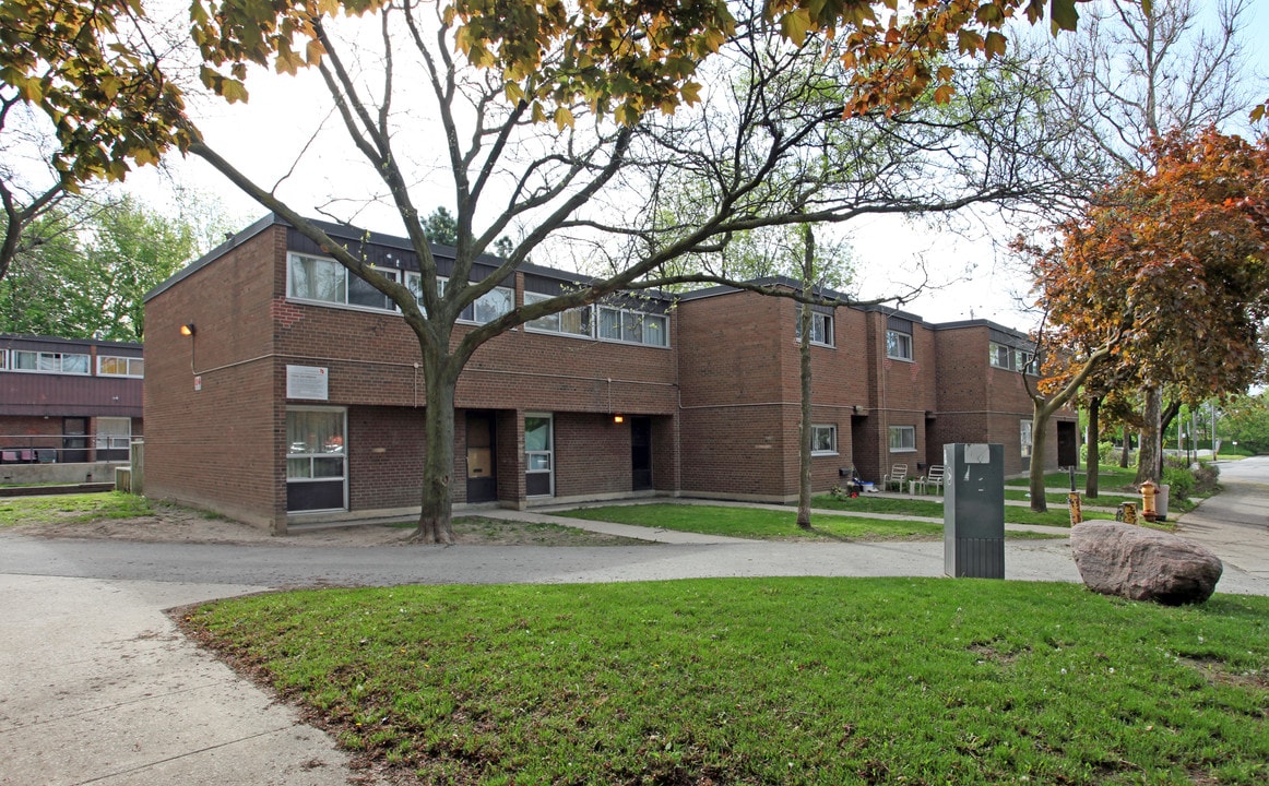 Blake-Boultbee Apartments in Toronto, ON - Building Photo