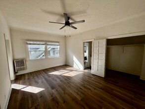 1740 Winona Blvd, Unit 106 in Los Angeles, CA - Building Photo - Building Photo