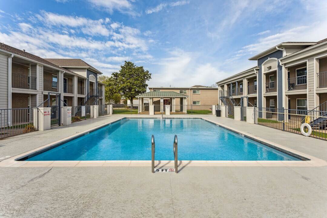 The Life at Parkview in Pasadena, TX - Building Photo