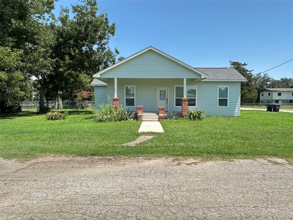 3502 1st St in Pattison, TX - Building Photo