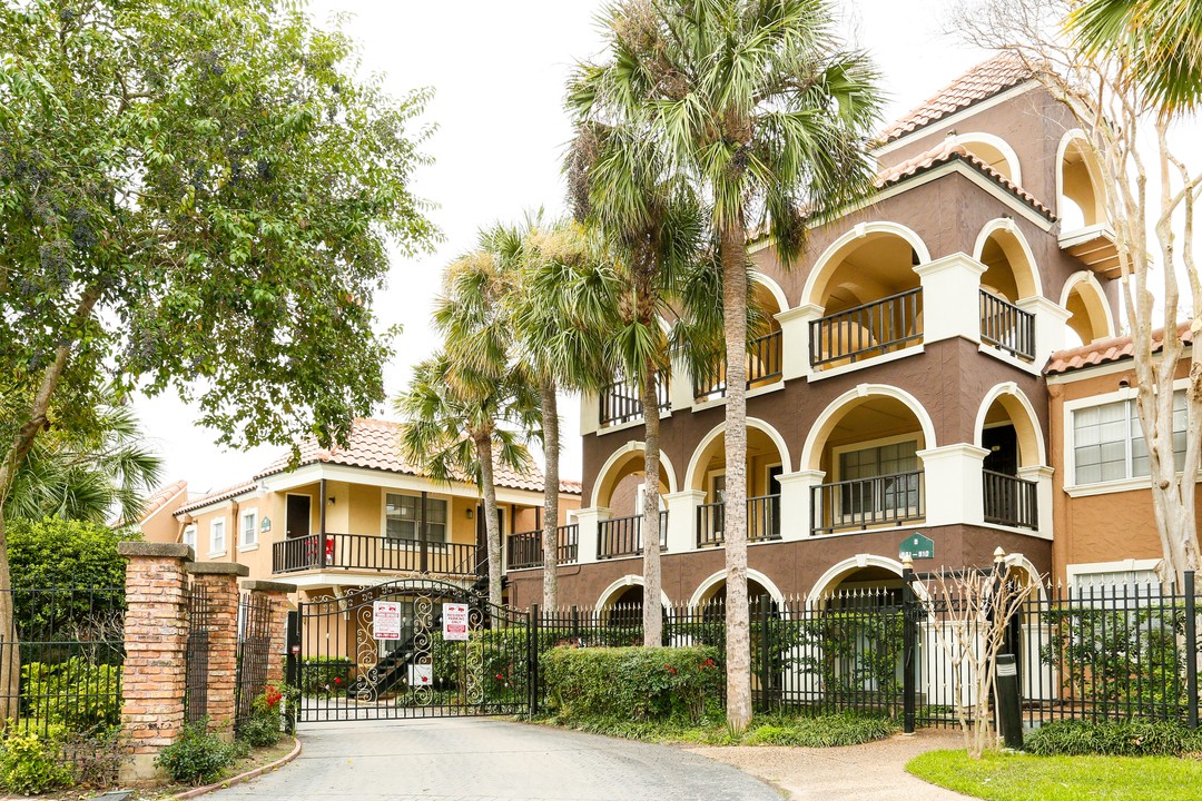 Trafalgar Apartments in Houston, TX - Building Photo