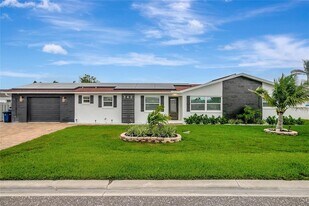 242 176th Ave E in Redington Shores, FL - Building Photo