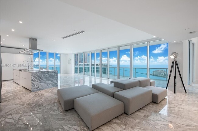 1000 South Pointe Dr in Miami Beach, FL - Building Photo - Building Photo