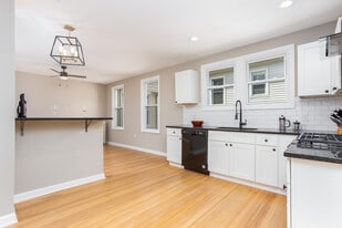 34 Court Park, Unit 3 in West Hartford, CT - Building Photo