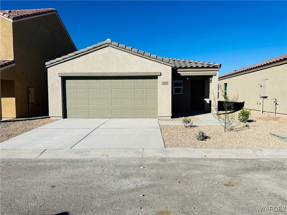 1219 Riverwalk Dr in Bullhead City, AZ - Building Photo