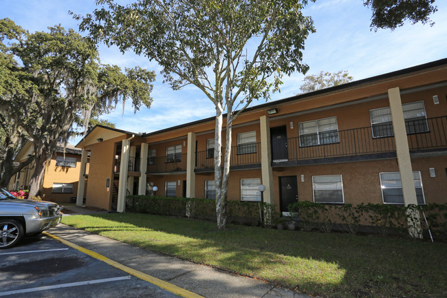 Myrtle Oaks Apartments in Tampa, FL - Foto de edificio - Building Photo