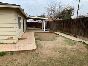 1546 N Oak Park St in Visalia, CA - Building Photo - Building Photo