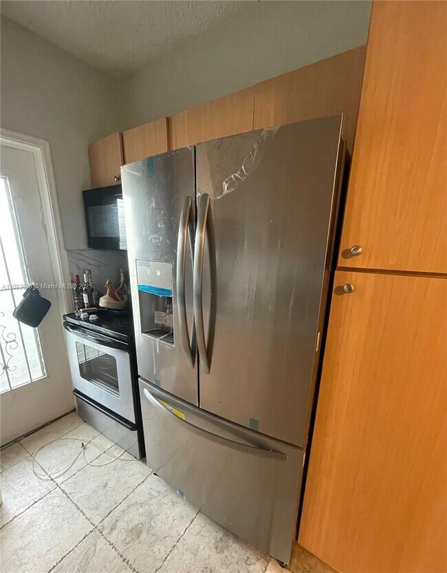 8420 Byron Ave in Miami Beach, FL - Building Photo - Building Photo