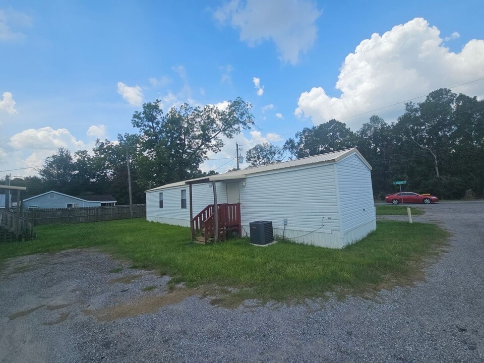 4716 Chumuckla Hwy in Pace, FL - Building Photo