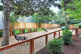Hidden River Townhomes in Kirkland, WA - Foto de edificio - Building Photo