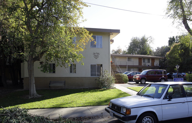 320 9th St in Davis, CA - Foto de edificio - Building Photo