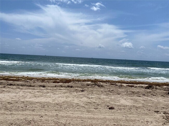 4228 N Ocean Dr in Lauderdale-by-the-Sea, FL - Building Photo - Building Photo