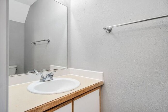 14302 E Burnside St in Portland, OR - Building Photo - Building Photo