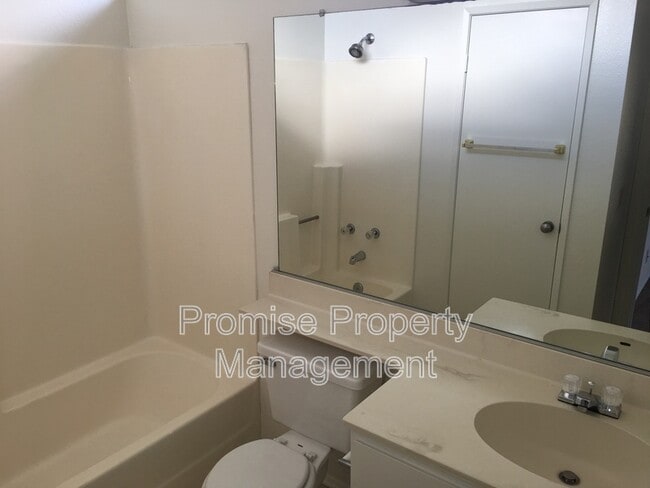 1744 Calle Platico in Oceanside, CA - Building Photo - Building Photo